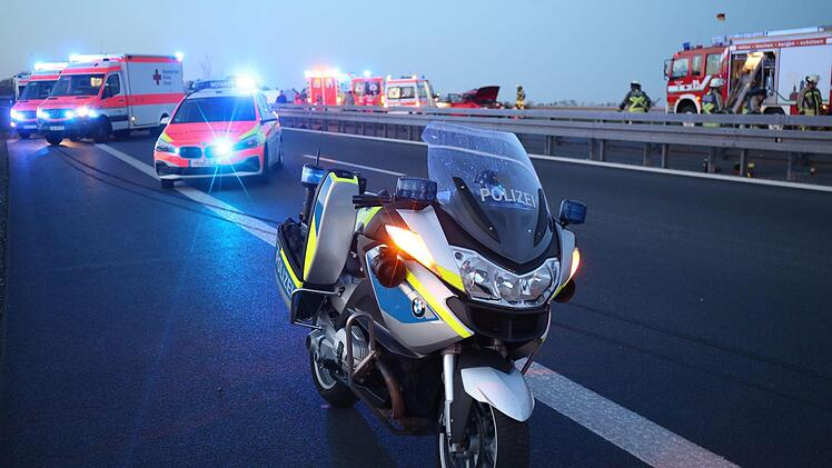 Auf der A73 ist am Dienstagabend ein schwerer Unfall passiert. Symbolbild: Fricke/News5