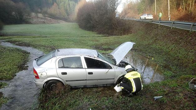 Das Auto landete neben der Stra&szlig;e.  Foto: Freiwillige Feuerwehr D&uuml;rrbrunn