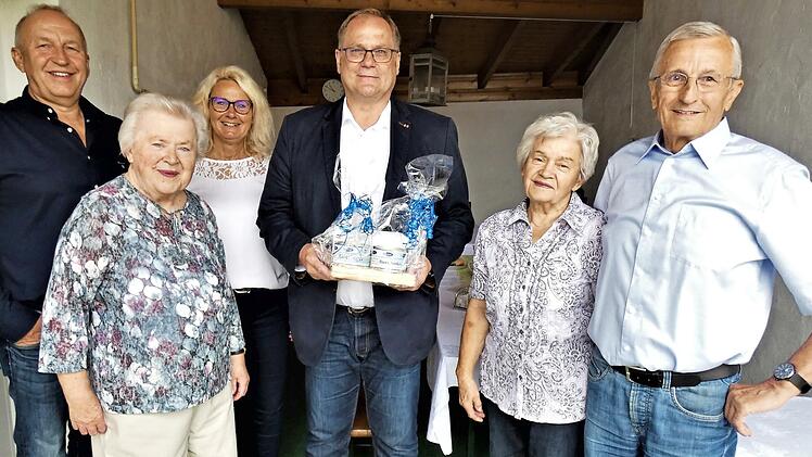 Siegfried und Anneliese Heller sind auch nach 65 Jahren immer noch ein glückliches Paar. Das Bild zeigt von links Sohn Joachim Heller, Schwester Friedlinde Eichner, die Lebenspartnerin von Sohn Joachim, Kerstin Schuller, Bürgermeister Norbert Groß und das Jubelpaar.