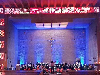 In der stimmungsvoll beleuchteten Pfarrkirche St. Wolfgang in Hausen fand das Weihnachtskonzert des Musikvereins Heroldsbach statt.
