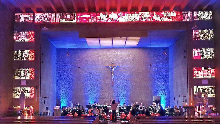 In der stimmungsvoll beleuchteten Pfarrkirche St. Wolfgang in Hausen fand das Weihnachtskonzert des Musikvereins Heroldsbach statt.
