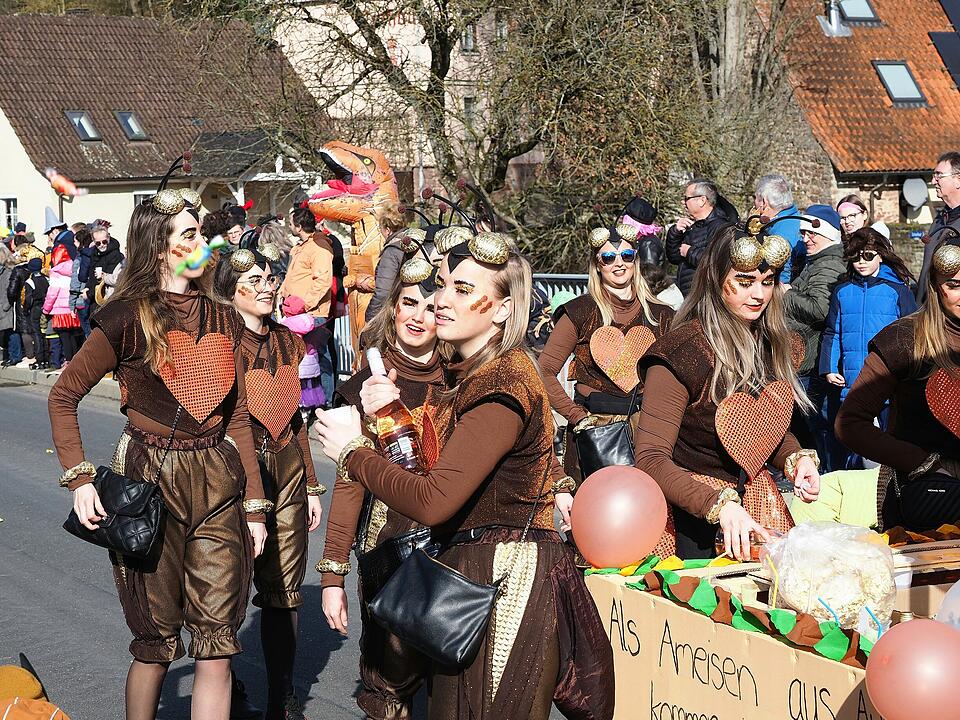 Buntes Faschingstreiben lockte tausende Besucher an.