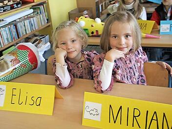 Elisa und Miriam freuen sich auf die Schule.