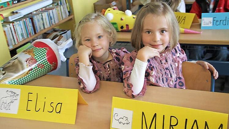 Elisa und Miriam freuen sich auf die Schule.