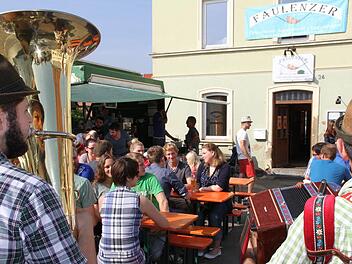 Am Sonntag klang das "Faulenzer"-Jubiläum mit den Musikanten von "Fei Fränkisch Gell" aus.  Foto: Mathias Erlwein