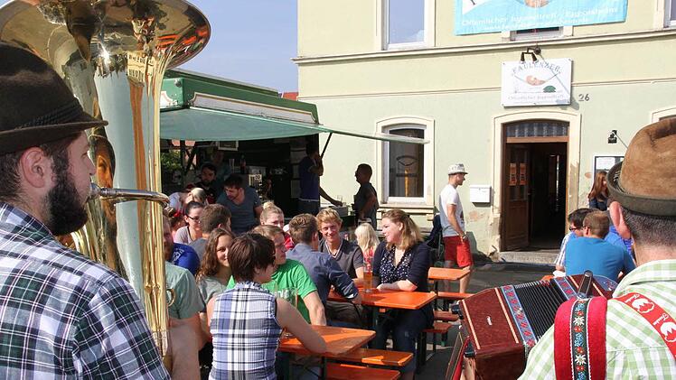 Am Sonntag klang das "Faulenzer"-Jubiläum mit den Musikanten von "Fei Fränkisch Gell" aus.  Foto: Mathias Erlwein