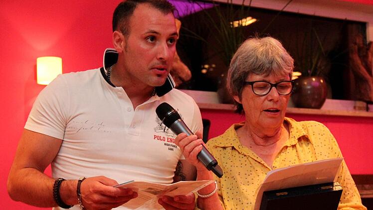 Sabatino liest das Gedicht von Pablo Neruda, Ruth Hausammann übersetzt Foto: Johanna Blum