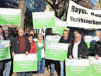 Auf Plakaten haben die protestierenden Bauern notiert, was ihnen das Arbeitsleben schwer macht.  Foto: Peter Groscurth
