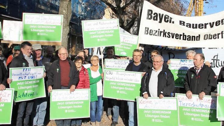 Auf Plakaten haben die protestierenden Bauern notiert, was ihnen das Arbeitsleben schwer macht.  Foto: Peter Groscurth