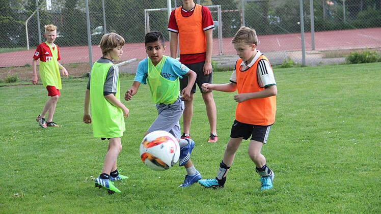 Die Schülermitverantwortung des Hammelburger Frobenius-Gymnasiums veranstaltete ein Turnier, bei dem Schüler mit Asylbewerberkindern Fußball spielten. Foto: Wiesner