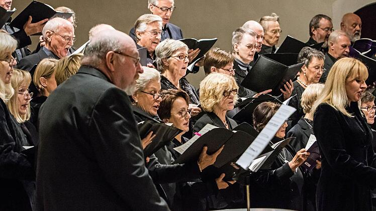 Begeisterten Beifall gab es am Ende für die Aufführung von Rossinis "Stabat Mater" in der Coburger Morizkirche.Foto: Jochen Berger
