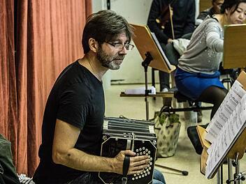 Marcelo Mercadante (Bandoneon) probt mit dem Philharmonischen Orchester für das Tango-Konzert im Landestheater.Foto: Jochen Berger