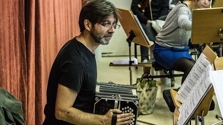 Marcelo Mercadante (Bandoneon) probt mit dem Philharmonischen Orchester für das Tango-Konzert im Landestheater.Foto: Jochen Berger