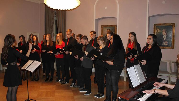 Der Jugendchor "Cantarella" aus Eltmann setzte musikalische Akzente beim Empfang der Kreishandwerkerschaft in Eltmann.  Fotos: cr