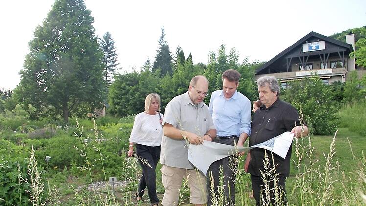 Beim Ortstermin schaute sich der Landtagsabgeordnete und Fraktionsvorsitzende der Grünen, Ludwig Hartmann, den geplanten Verlauf der Ortsumgehung Stadtsteinach an. Die neue Versiegelung von Flächen müsse vermieden werden, forderte er. Foto: S. Adam