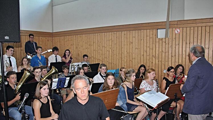 Schulband und Musiklehrer sorgten für den klingenden Rahmen.Foto: Helmut Will
