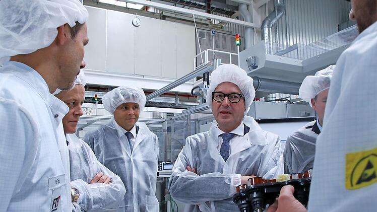 Ein Gangsteller-Modul hält hier Teamleiter David Loehlein in der Hand, Minister Dobrindt lauscht gespannt den Erklärungen dazu. Von links: Werksleiter Martin Stich, Vorsitzender der Geschäftsführung Andreas Thumm und Kaufmännischer Geschäftsführer Nicklas Beyes.