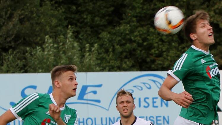 Während Manuel Müller (rechts, beim Kopfball) den Sandern weiter fehlt, ist Dominic Leim (links) nach seiner Verletzungspause wieder einsatzfähig.