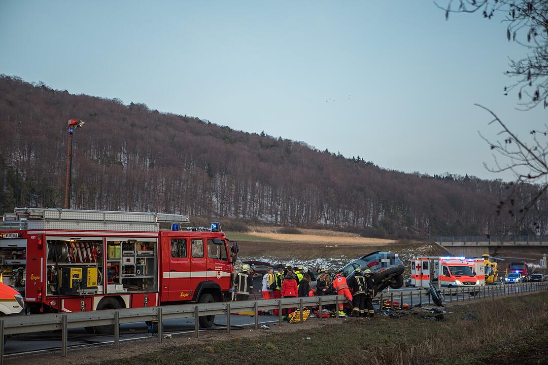 Traurige Unfallbilanz: Ein Toter und sechs zum Teil lebensgefährlich Verletzte