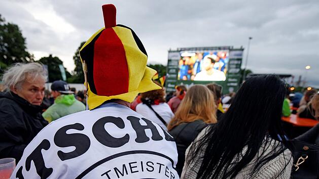Wird es doch noch ein Public Viewing in Schweinfurt geben? Symbolbild, Foto: Patrick Seeger/dpa