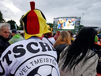 Wird es doch noch ein Public Viewing in Schweinfurt geben? Symbolbild, Foto: Patrick Seeger/dpa