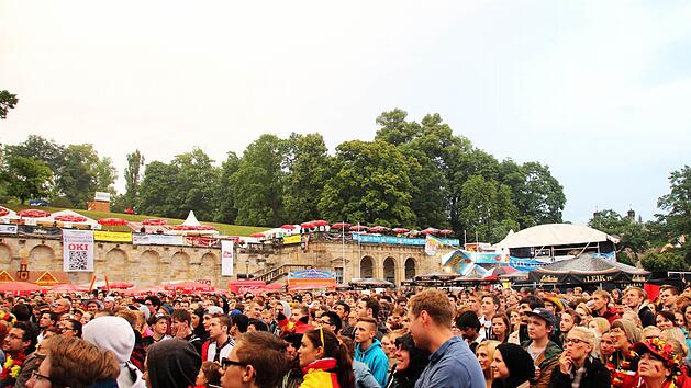 Public Viewing beim Samba-Festival: 2014 wurde zum Abschluss des Festivals der deutsche WM-Titel bejubelt. Heuer könnten vor allem England und Frankreich die angereisten Sambistas in Stimmung versetzen.Foto: Jochen Berger