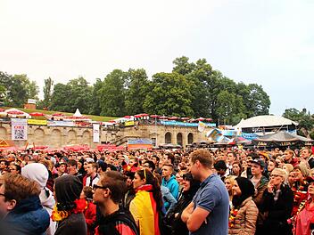 Public Viewing beim Samba-Festival: 2014 wurde zum Abschluss des Festivals der deutsche WM-Titel bejubelt. Heuer könnten vor allem England und Frankreich die angereisten Sambistas in Stimmung versetzen.Foto: Jochen Berger