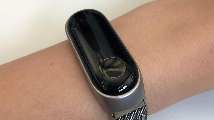 Fitness-Armband im Test: Das Xiaomi-Armband Mi Band 3 überzeugt im Alltags-Test. Wir zeigen, wie der Fitnesstracker im Vergleich zum Xiaomi Mi Band 4 abschneidet. Foto: Annika Seidel/inFranken.de