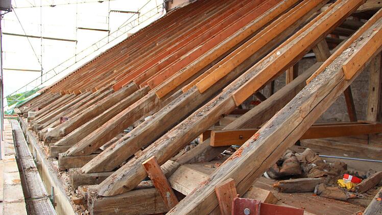 Der historische Dachstuhl an der Nordseite der Münnerstädter Stadtpfarrkirche wird aus Gründen des Denkmalschutzes erhalten.Heike Beudert