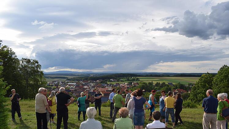 Der Höhepunkt des Abends, im buchstäblichen Sinn, war die Ersteigung des "Affhüggls", von dem man einen herrlichen Überblick über das Dorf vor der Silhouette der Rhön mit dem Kreuzberg erhält.Nicolas Zenzen