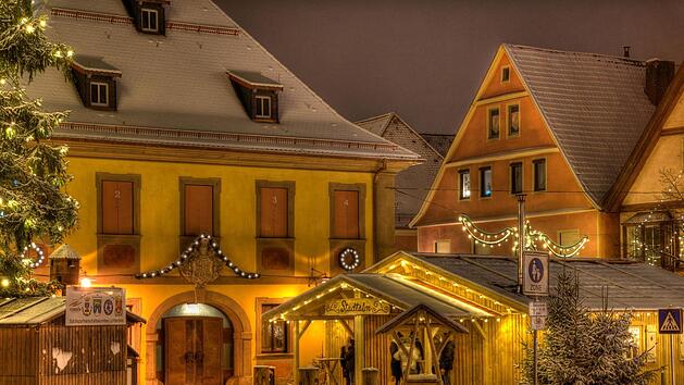 Auf den Buden-Zauber im Advent rund ums Rathaus m&uuml;ssen die Lichtenfelser heuer verzichten. Der Weihnachtsmarkt wurde nun endg&uuml;ltig abgesagt. Archivbild: Stadt Lichtenfels / wilmvisuals