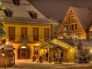Auf den Buden-Zauber im Advent rund ums Rathaus müssen die Lichtenfelser heuer verzichten. Der Weihnachtsmarkt wurde nun endgültig abgesagt. Archivbild: Stadt Lichtenfels / wilmvisuals