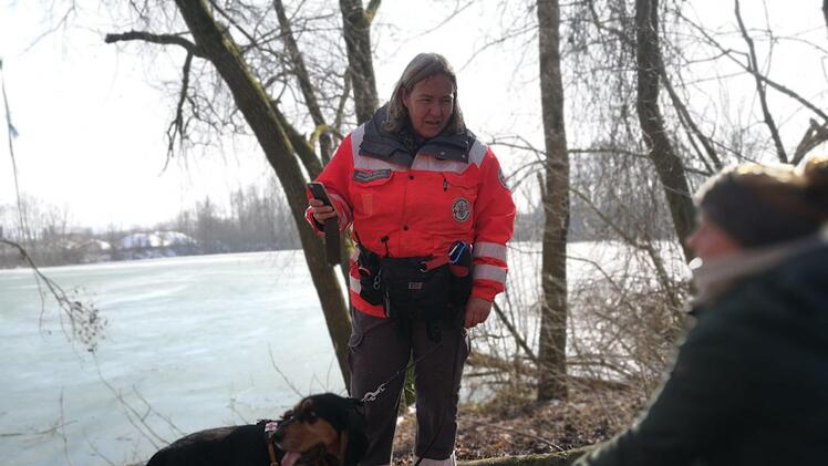 Brigitte Fiedler übt mit Hund Lauser für den Ernstfall. Das Foto zeigt eine Übung. privat