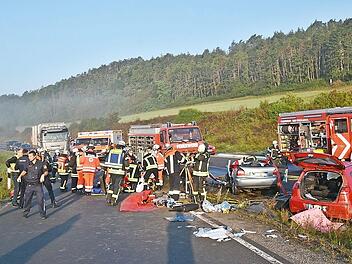 Einen Toten und eine lebensgefährlich Verletzte forderte am Mittwoch kurz vor 7 Uhr ein Verkehrsunfall am Zubringer zur A 71 in Bad Neustadt.