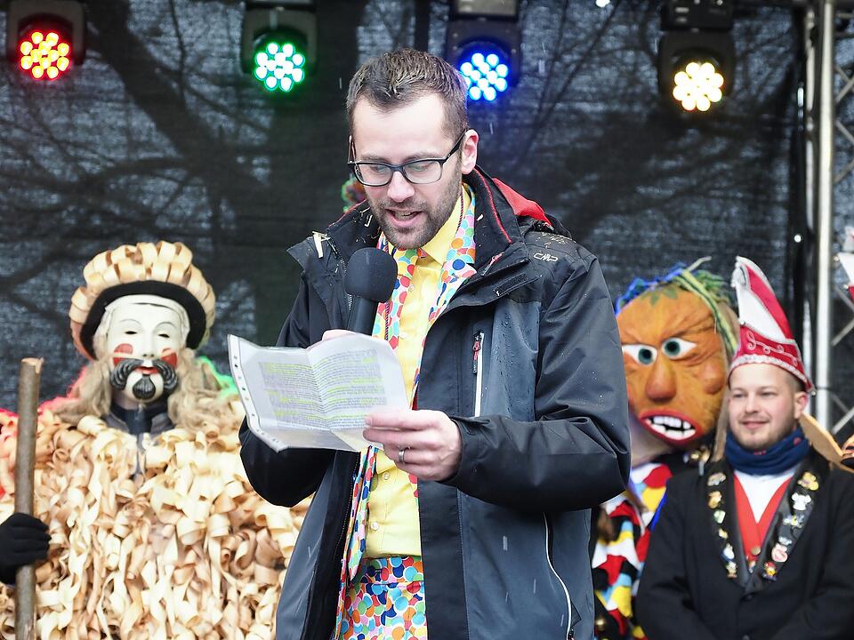 Tausende Besucher beim traditionellen Maskenumzug