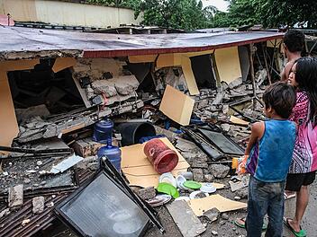 Starkes Erdbeben vor den Philippinen