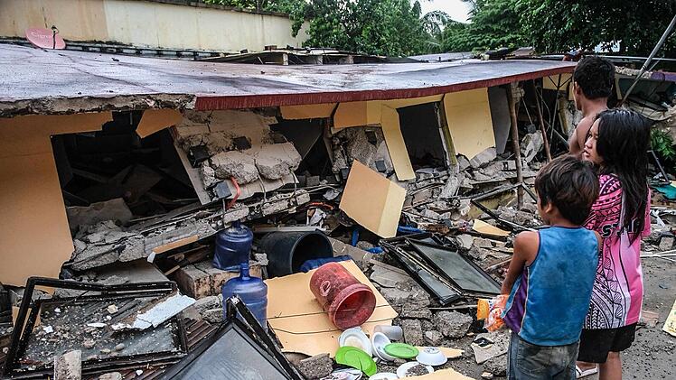 Starkes Erdbeben vor den Philippinen