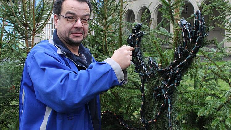 Elektriker Achim Kaidel kümmert sich um die Weihnachtsbeleuchtung des Staatsbads und überprüft jede einzelne Glühbirne.  Foto: Sabine Herteux
