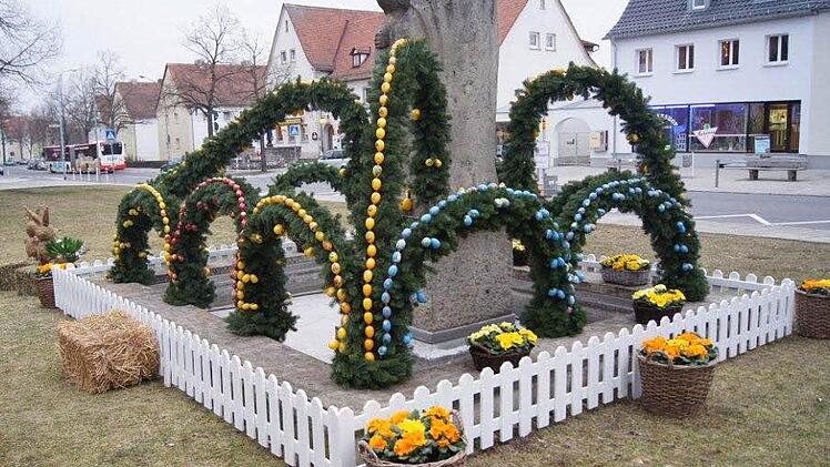 Siegmund Schauer übermittelte der Redaktion den Osterbrunnen im Namen der Gartenstädter Siedler. Foto: Ludwig Kobel