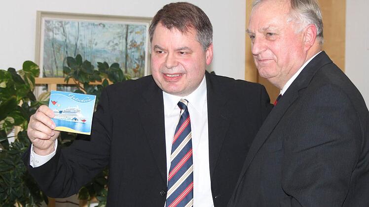 Eine Reise gab es als Geschenk von den Ärzten, für die Alfred Düring sprach. Foto: Jürgen Gärtner