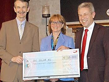 Nicht nur Geld schenkte IBC Solar dem Familientreff Löwenzahn: Isolde Reinold, Leiterin des Bamberger Familientreffs (Mitte), konnte sich auch noch über Spielzeughubschrauber mit Solarantrieb freuen. Mit im Bild Norbert Kern, Vorstandsvorsitzender Diakonie Bamberg-Forchheim, und rechts Jörg Eggersdorfer von IBC  Foto: privat