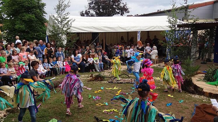 Volles Haus bei der Vogelhochzeit: Der städtische Kindergarten Regenbogen feierte Sommerfest. Foto: Johanna Eckert