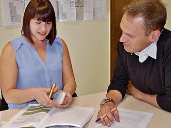 Allianzmanagerin Ganna Kravchenko ist hier im Gespräch mit Oberthulbas 3. Bürgermeister Mario Götz, dem Vorsitzenden des CSU-Ortsverbandes. Ganna Kravchenko ist nun seit rund 100 Tagen im Amt.Foto: Sigismund von Dobschütz