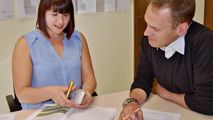 Allianzmanagerin Ganna Kravchenko ist hier im Gespräch mit Oberthulbas 3. Bürgermeister Mario Götz, dem Vorsitzenden des CSU-Ortsverbandes. Ganna Kravchenko ist nun seit rund 100 Tagen im Amt.Foto: Sigismund von Dobschütz