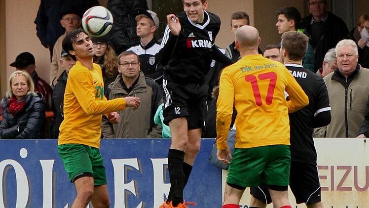 Der Sander Christopher Gonnert (2.von links) kommt hier noch vor den Bambergern zum Kopfball; Tobias Eichhorn (Nr. 14).