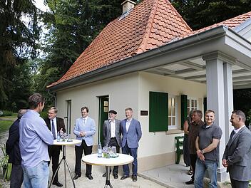 Wieder ein Schmuckstück im Hain: das so genannte Metznerhäuschen. Früher als Werkzeuglager für die Hain-Gärtner genutzt bietet es heute zwei kleine Zimmer, öffentliche Toiletten und eine Terrasse mit Blick auf den Botanischen Garten.  Foto: Matthias Hoch