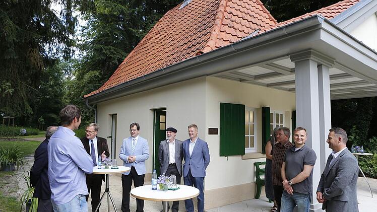 Wieder ein Schmuckstück im Hain: das so genannte Metznerhäuschen. Früher als Werkzeuglager für die Hain-Gärtner genutzt bietet es heute zwei kleine Zimmer, öffentliche Toiletten und eine Terrasse mit Blick auf den Botanischen Garten.  Foto: Matthias Hoch