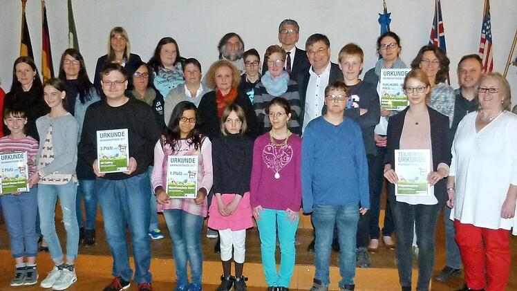 Die Übergabe der Prämien im Rathaussaal Foto: Lothar Weidner
