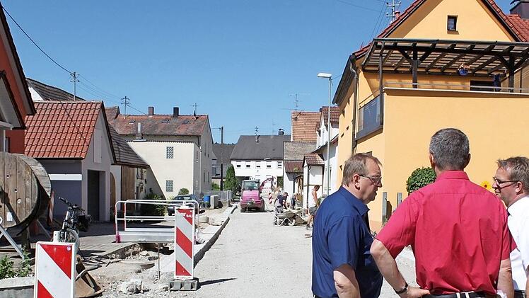 Im Ortsbereich von Kreuzschuh laufen derzeit die Straßenbauarbeiten auf Hochtouren. Wie hier in der Steigerwaldstraße werden die Anwohner noch einige Zeit damit leben müssen.