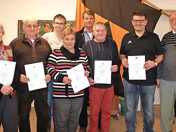 Die geehrten Mitglieder der Kolpingsfamilie in Ebern (von links): Gerlinde Süppel, Joseph Borschert, Zweite Vorsitzende Adriane Fürst, Ursulsa Batzner, Vorsitzender Klaus Ullrich, Willi Batzner, Stephan Fuchs und Präses Pater Rudolf Theiler Foto: Katharina Becht